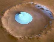 欧州宇宙機関（ＥＳＡ）が打ち上げた無人火星探査機「マーズ・エクスプレス」が火星のクレーター内に巨大な楕円形の氷の塊を発見（ＡＰ）